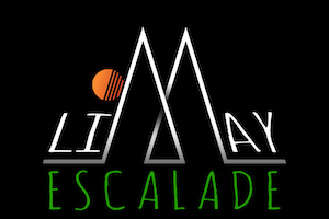 Logo du club composé de montagne, soleil et parterre vert.